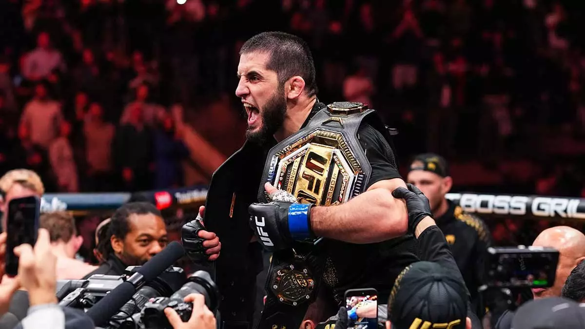 Дана Уайт опроверг июльскую защиту титула Махачева в полусреднем весе: бой перенесён на август