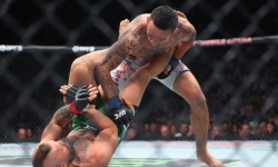Макс Холлоуэй побеждает Конора Макгрегора техническим остановом на UFC 329