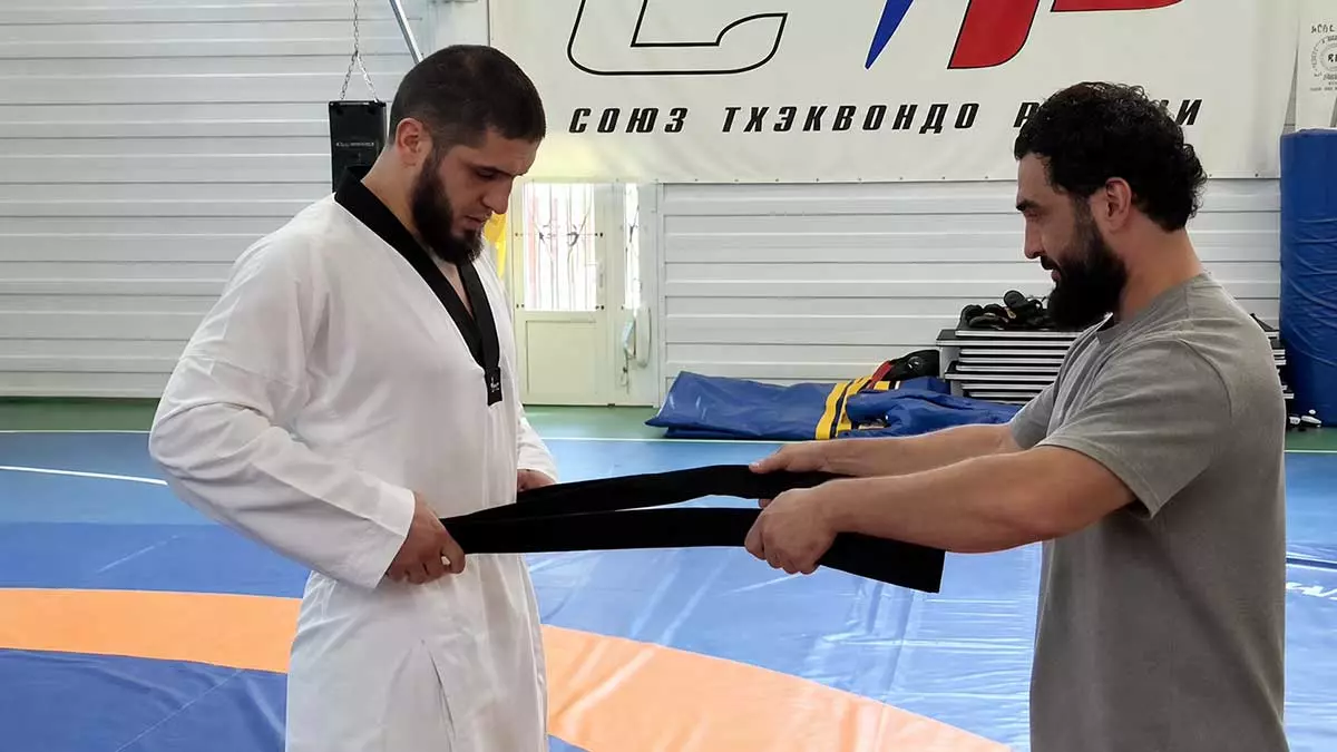 Чемпион UFC Ислам Махачев получил чёрный пояс по тхэквондо