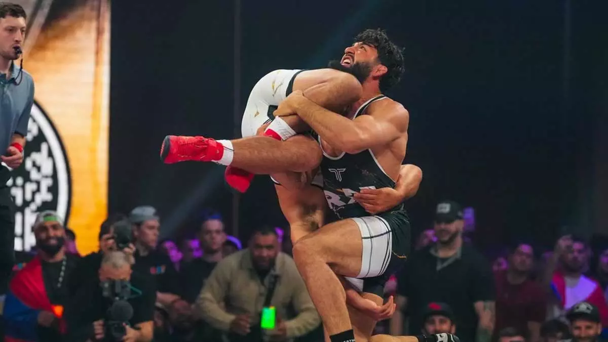 Фэйбер благодарит Царукяна за падение с помоста после RAF 8