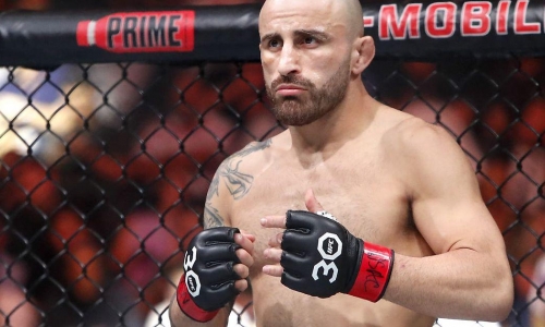 Александр Волкановски продлил контракт с UFC и продолжит защищать титул в полулегком весе