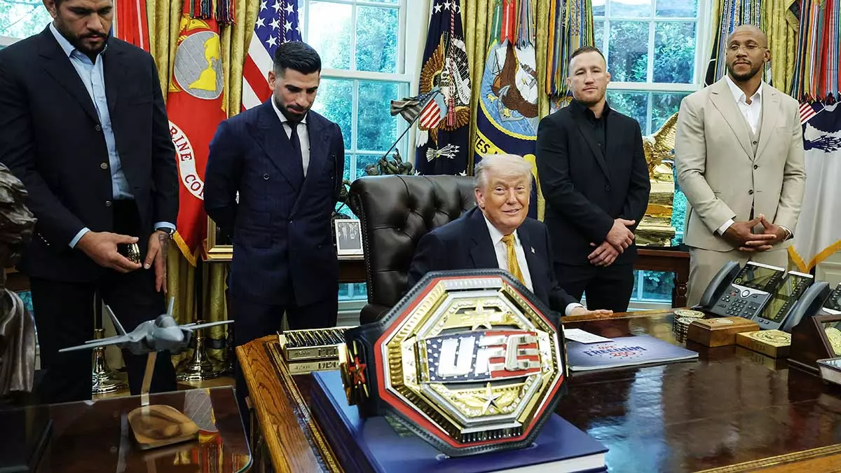 Трамп представил юбилейные пояса UFC для турнира у Белого дома