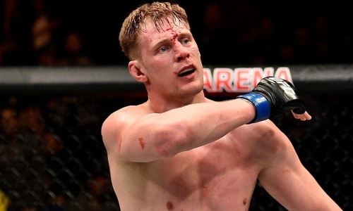 Александр Волков с титановой пластиной в кулаке выходит на UFC 328