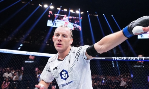 Пэдди Пимблетт в одних трусах сорвал интервью Люка Райли и рассмешил зал