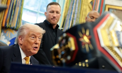Трамп снял подаренную цепь UFC-бойца после слов об Обаме