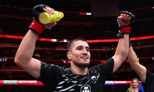 Сусуркаев задушил Сантоса на UFC 328 и сохранил идеальный рекорд