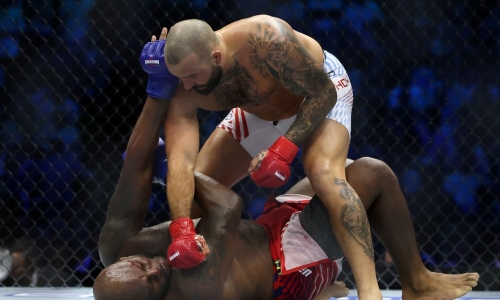 Джош Хокит нокаутировал Деррика Льюиса на турнире UFC327 в США