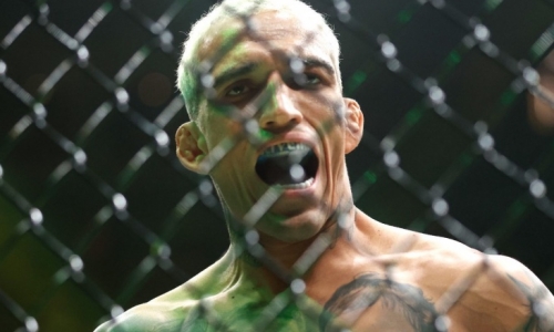 Чарльз Оливейра показал актуальную форму в новом посте в соцсетях