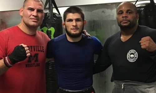 «Настоящий чемп вернулся»: Нурмагомедов и Кормье отреагировали на освобождение Кейна Веласкеса