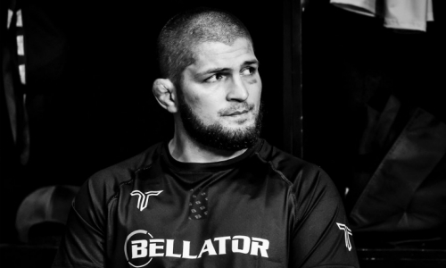 Хабиб Нурмагомедов получил именную футболку на матче Атлетико – Барселона