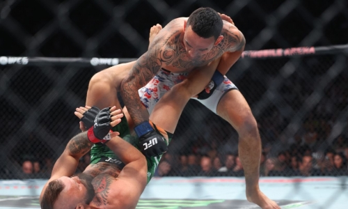 Макс Холлоуэй побеждает Конора Макгрегора техническим остановом на UFC 329