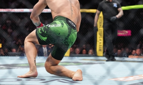 Конор Макгрегор травмировал колено и досрочно уступил на UFC 329